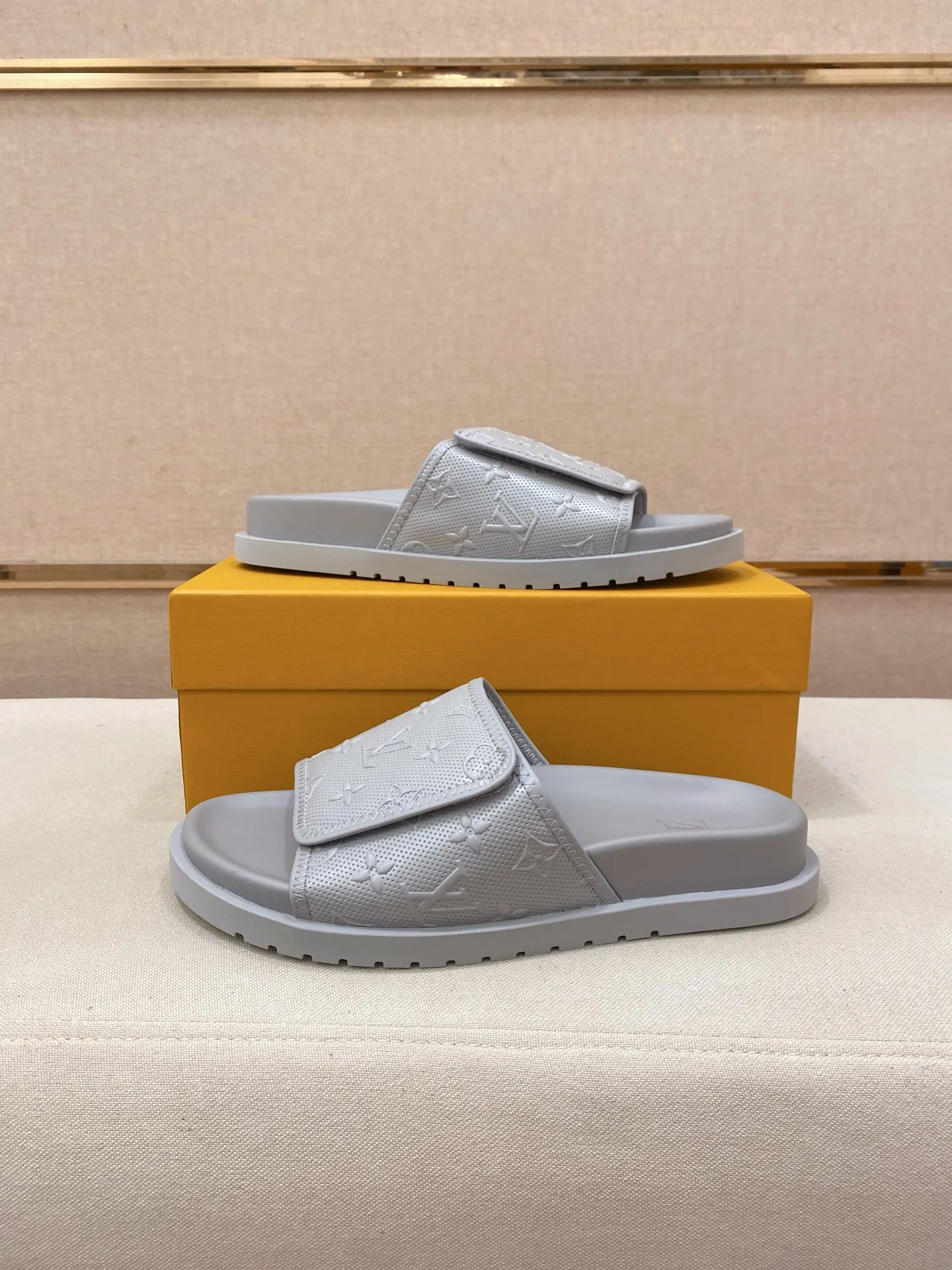 Men's shoes💰: 320💰Made by LV🔍Top purchasing agent, men's spring and summer slippers are available at the same counter. The uppers are made of cowhide imported from Italy, with logo graphics and high-quality craftsmanship. Soles: original soles specially provided by the original factory. Exclusive molded soles are super comfortable. Original goods with single order, 🔍🔍high quality, you can enter and exit the counter at will. Welcome to compare, code number 38-44.
